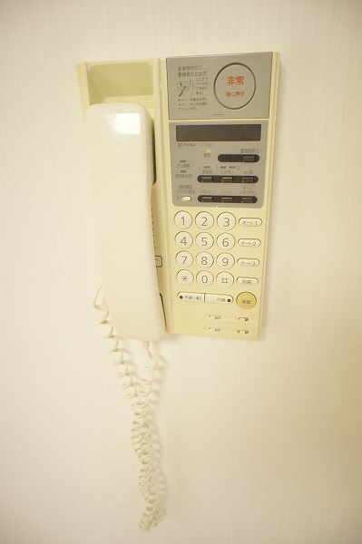 レジデンスオークⅡ インターホンです。オートロック付きですので安心できます。