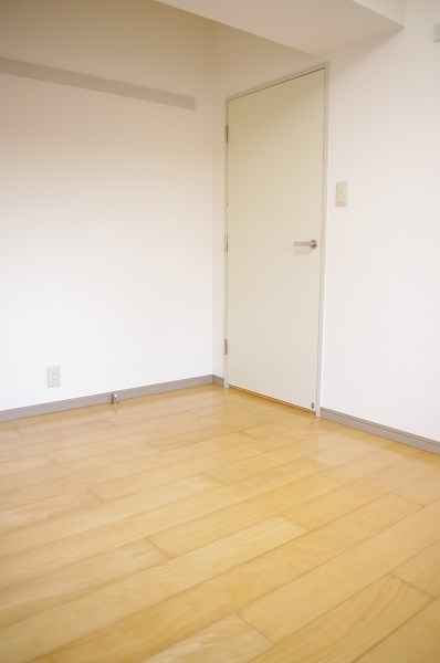 レジデンスオークⅡ 4.5帖の洋室です。お子様のお部屋としても使えますし、趣味部屋として使っても良いかもしれません。